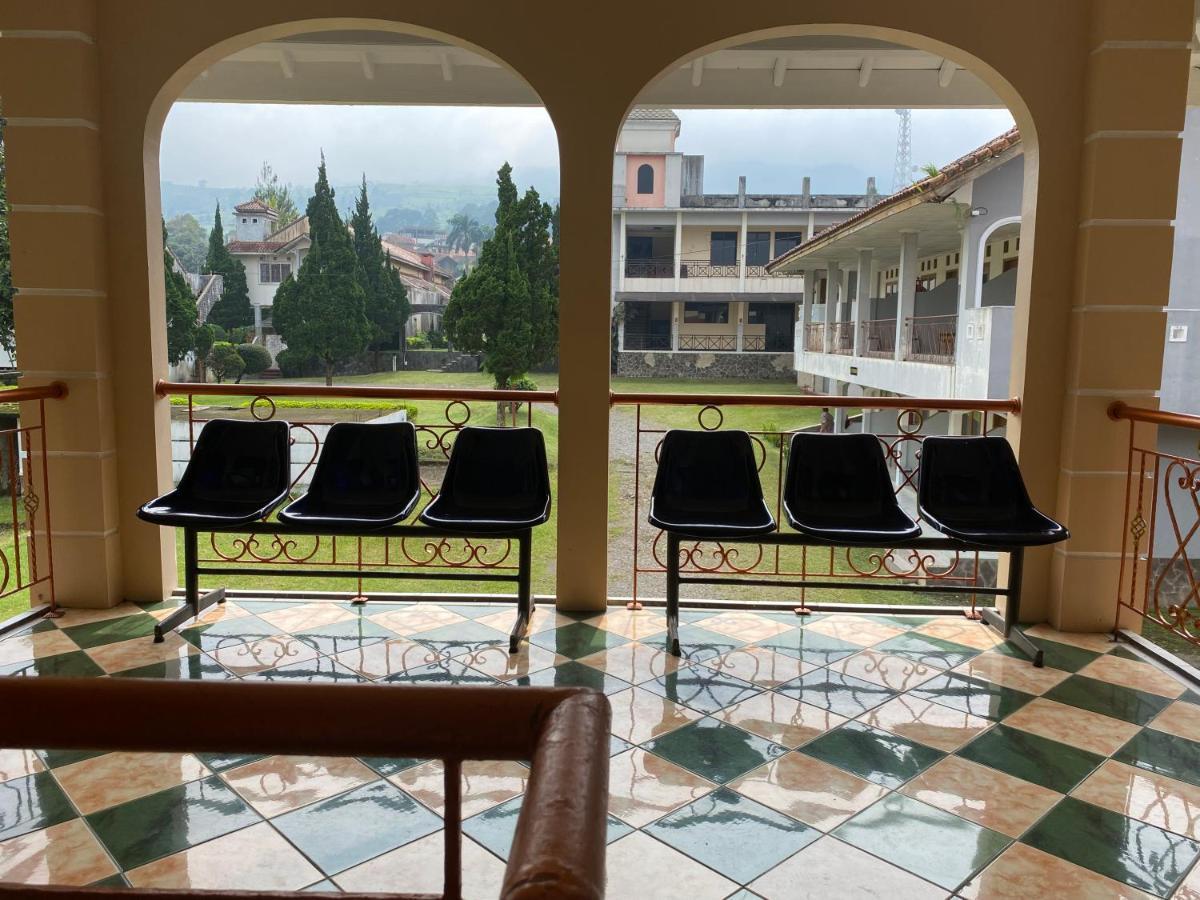 Hotel Puspa Sari Desa Desa Ciater Exteriör bild