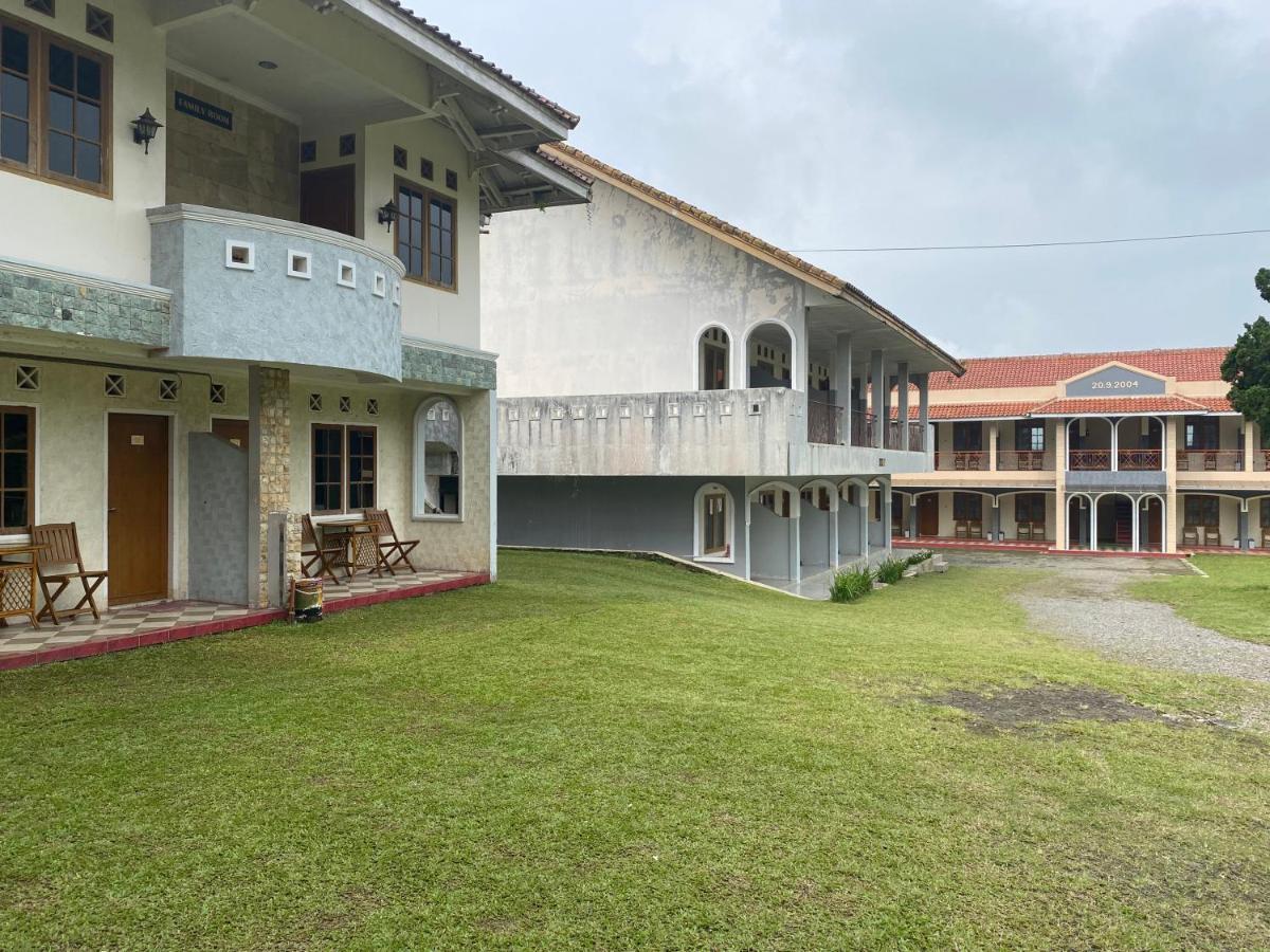 Hotel Puspa Sari Desa Desa Ciater Exteriör bild